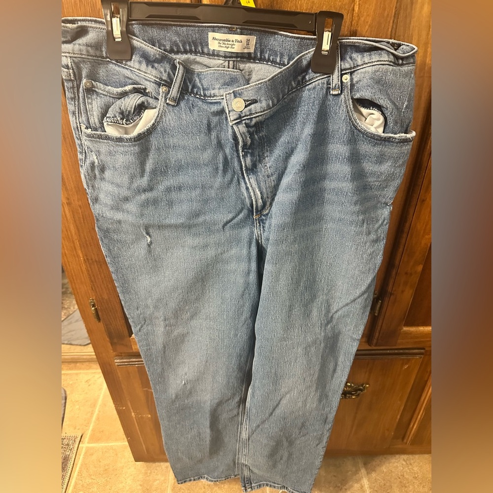 Abercrombie & Fitch Women's Medium Wash Straight-Leg Jeans